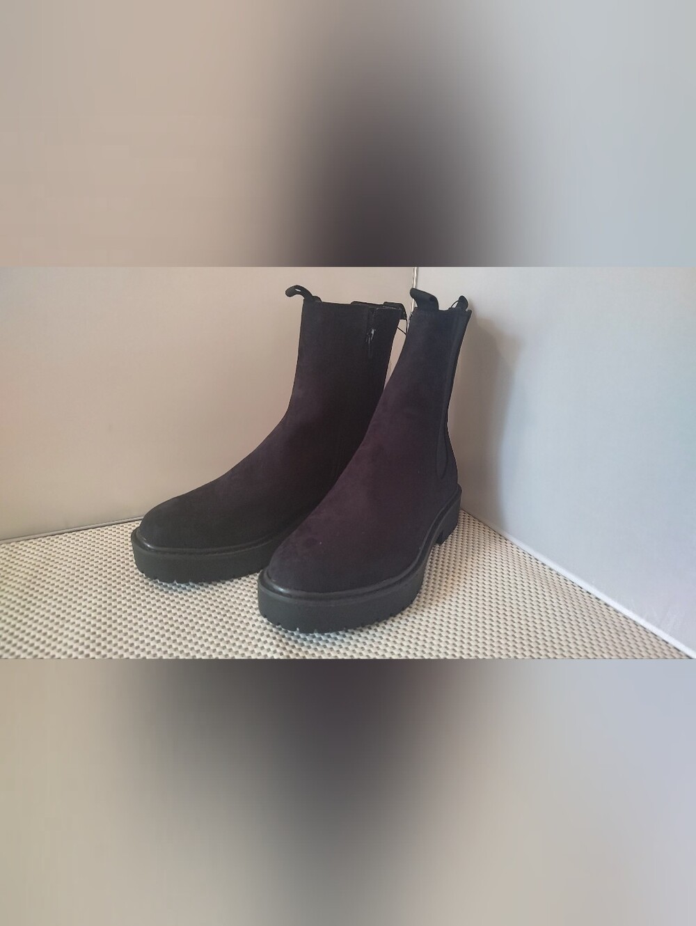Time and Tru Women's Size 9 Mid Shaft Chelsea Boots NWT Zipper closure Black